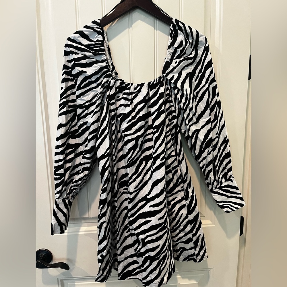 ZARA NWT Zebra Print Long Sleeve Dress Ladies Size XS Lined Square Neck and Back